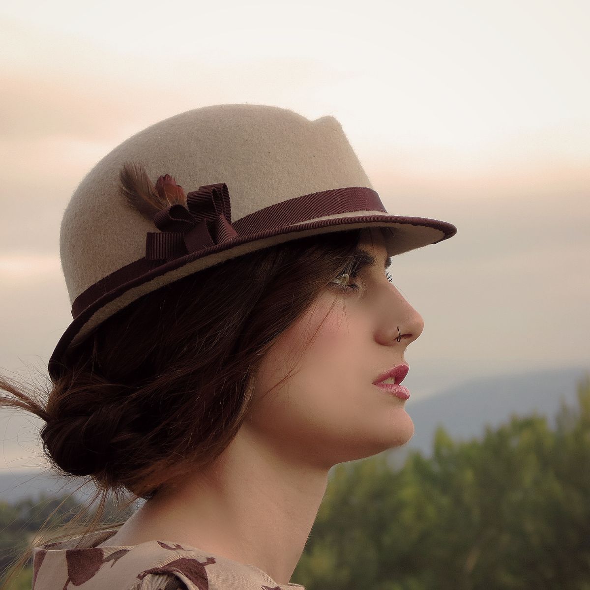 Cécile — Beige Wool Felt Trilby Hat with Maroon Ribbon - Image 3